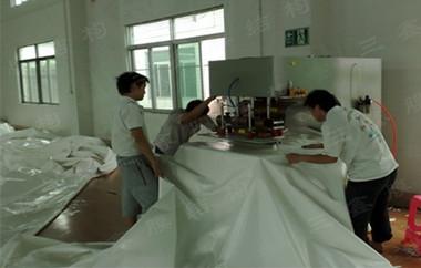 高頻熱合機(jī)加工現(xiàn)場(chǎng)